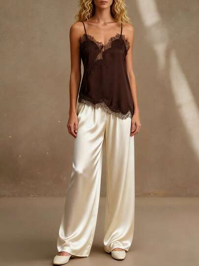 Áo hai dây cổ chữ V thanh lịch dành cho nữ, được trang trí bằng các chi tiết ren tương phản tinh tế, dáng suông, chất liệu vải dệt, được thiết kế dành cho phụ nữ.