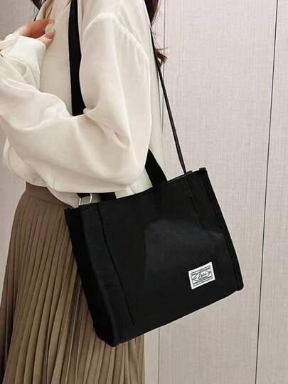 Bolso cuadrado casual negro con parche de letra