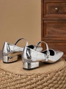Zapatos de tacón bajo cuadrado con puntera Mary Jane, textura metálica plateada y hebilla ovalada de metal - 3cm - Plateado - Ver 6