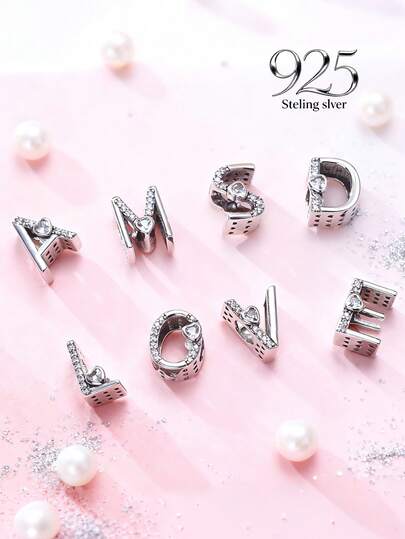 1 件原创个性化 26 字母 925 银珠，饰以闪亮立方氧化锆和精致心形装饰。每颗字母珠都镶嵌有闪亮的锆石，并饰有迷人的心形细节，采用优质 925 银打造，呈现光滑奢华的质感。完美搭配串珠手链。