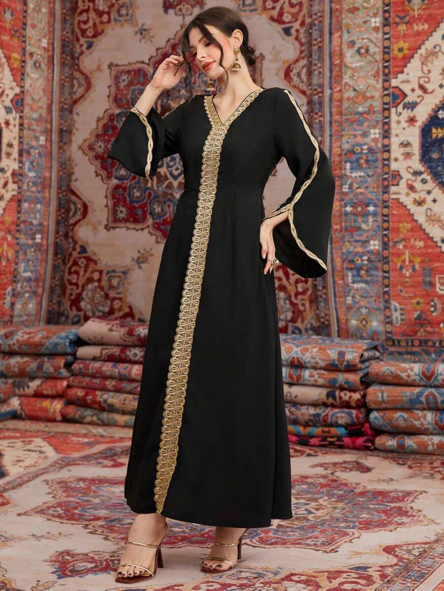 优雅女士黑色阿拉伯长裙，V领设计，饰以金色刺绣滚边，长款喇叭袖，梭织面料，尽显精致优雅。 - 黑色 - 查看 1