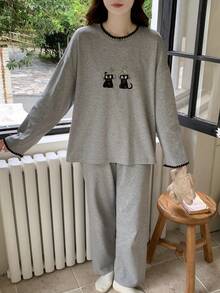 两件套女士睡衣套装，包括一件印有可爱猫咪图案的T恤和一条纯色长裤，长袖圆领休闲睡衣，适合春、夏、秋、冬四季穿着。