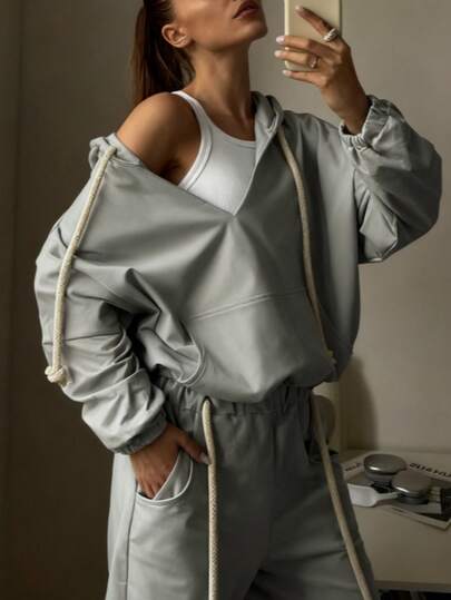 女士新款灰色V领长袖贴袋抽绳连帽宽松卫衣，抽绳高腰两侧有口袋配阔腿裤，时尚休闲简约舒适运动健身骑行外出基础两件套秋冬