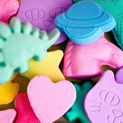 COSMI MILANO BOLLE PER BAGNO COSMI - CONFEZIONE DA 3 PEZZI X45G CON 3 FORME DIVERSE: SFERA, ANATRA GIALLA E CUORE, PRODOTTO CREATIVO PER BAGNO PER LA STAGIONE AUTUNNO-INVERNO E NATALE