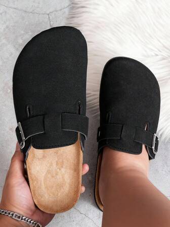 男士休闲纯色宽楦穆勒鞋，舒适防滑耐磨软底，圆头设计，舒适织物鞋面，PVC鞋底，套脚式设计，适合全年户外活动。