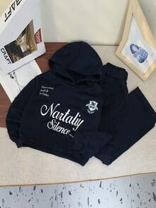 少女字母印花卫衣和针织休闲工装口袋裤，适合女孩日常穿着的直筒裤