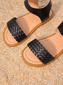 1 Pair Girls' Black Woven Strap Sandals, Synthetic Leather Upper, Soft & Skin-Friendly, Adjustable Strap Design, Open Toe Low-Top Style, Flat, Retro Casual Look, Suitable For Summer Beach Vacation And Daily Wear - Black - View 8