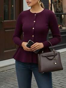 Áo khoác cardigan nữ cỡ lớn, tay dài, cổ tròn, màu trơn. Viền bèo nhún tạo điểm nhấn thanh lịch và thời trang. Chiếc áo len tinh tế và phong cách này hoàn hảo cho chụp ảnh, mặc hàng ngày hoặc đi dạo. - Màu Đỏ Sâu - Xem 11