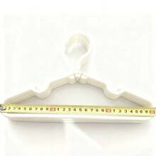 10/20/30个装 结实耐用的塑料衣架 - 防滑，29.5厘米/11.61英寸（白色、黑色、蓝色、粉色、绿色、灰色），肩部带凹槽，抓力强劲 - 非常适合家庭衣柜、宿舍和衣橱收纳 - 彩色 - 查看 6