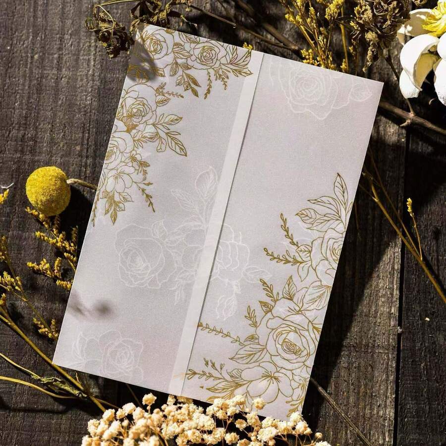 100个金色玫瑰图案印花预折叠牛皮纸邀请函信封，适用于5x7英寸邀请函 - 115克牛皮纸5x7英寸信封 - 牛皮纸婚礼邀请函信封 - 透明婚礼邀请函信封