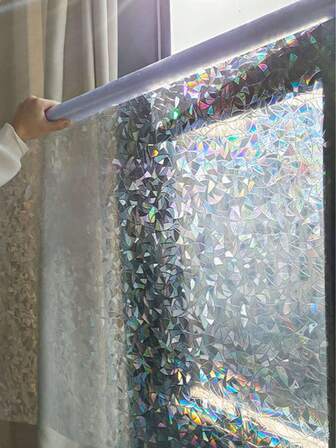 1 rulle sekretesskyddande fönsterfilm - laddad adsorptionstyp, hållbar polyvinylkloridfilm, finns i olika storlekar att välja mellan, säljs i rullform, mycket lämplig för hemmabruk och privat bruk, kan förhindra insyn, påverkar inte normal användning, elektrostatisk adsorptionsfilm [Skjortan skickas slumpmässigt; färgerna kan variera; förpackningen kommer också att tilldelas slumpmässigt]