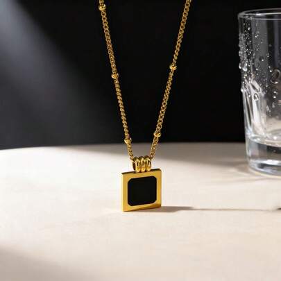 1 pieza Collar con colgante de acero de titanio para mujer, colgante cuadrado negro vintage, diseño minimalista de lujo ligero, cadena de clavícula elegante de alta gama, Colección Otoño/Invierno 2025