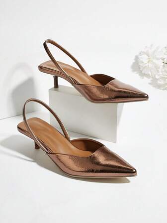 Damskor i enfärgat läder med kitten klack, eleganta höga klackar med spetsiga tår, moderiktiga höga klackar med fotledsrem, formella klänningsskor för bankett och bröllop