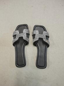 2025夏季新款H型时尚平底凉鞋，简约户外沙滩休闲拖鞋，纯色休闲优雅PU皮，适合沙滩、度假、办公室、居家、户外派对等场合。