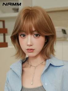 NAMM 12英寸浅棕色免烫短款波浪卷发假发，带刘海，高密度150%，玫瑰网帽，高温丝滑合成纤维，适合日常佩戴，打造自然百搭造型，也适合樱花庆典、派对、街头风、摄影等场合——女孩礼物假发配件 - 棕色 - 查看 4