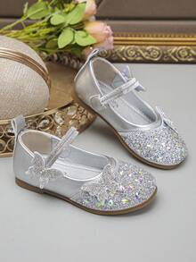 女童玛丽珍平底鞋，亮面低跟花朵婚礼派对鞋，适合幼儿/大童 - 銀色 - 查看 4