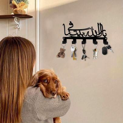 HELLOYOUNG מחזיק מפתחות מתכת ייחודי זה כולל דוגמה מיוחדת, מה שהופך אותו למושלם לתליית מפתחות ותליוני שרשרת. הוא אידיאלי לקישוט קירות משרד, מטבח, חדר אמבטיה או מרפסת חיצונית. יצירת אמנות מתכת זו בגודל 14.5 ס"מ והיא מתנה נהדרת.