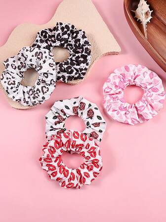 Set de 5 scrunchies de satén con estampados de labios, corazones, rosas y lazos, adecuados para decorar el cabello y la coleta de las mujeres en el Día de San Valentín