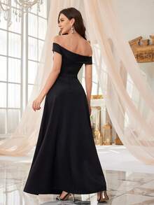 Vestido de cóctel elegante negro con hombros descubiertos y cintura ceñida