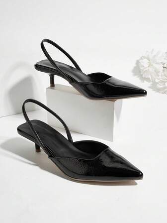 Damskor i enfärgat läder med kitten klack, eleganta höga klackar med spetsiga tår, moderiktiga höga klackar med fotledsrem, formella klänningsskor för bankett och bröllop