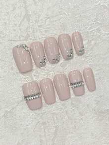 简约柔美的高端美甲！10片手工方形美甲，柔和的粉色，镶嵌手工小水钻，尽显奢华精致。适合日常工作、约会、度假等各种场合。提升肤色，打造高端轻奢妆容。可作为礼物赠送亲友。可重复使用的美甲套装包含果冻胶和迷你指甲锉。美甲用品 手工美甲 - 淺粉色 - 查看 10
