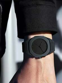 1块黑色塑料防水石英表，运动创意设计，是送给男士的理想礼物，适合日常佩戴。