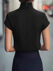 女士优雅漏斗领衬衫，饰有荷叶边和金色纽扣，短袖 - 黑色 - 查看 2