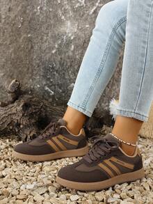 女士休闲交叉系带平底运动鞋，经典德式设计 - 棕色 - 查看 3