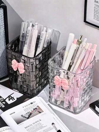 1 st transparent pennhållare i akryl med rosettdekor, skrivbordslåda, storlek: 4,13*2,95*2,95 tum. Denna pennhållare och förvaringslåda är en skrivbordslådliknande arrangör, lämplig för förvaring och organisering av sminkborstar, läppstift, pennor, kontorsmaterial, badrumsartiklar och skolmaterial.