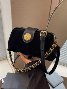 Este bolso cuadrado clásico y elegante para mujer presenta herrajes, correas de hombro únicas y decoraciones colgantes, así como una correa de hombro larga ajustable. Es perfecto para compras diarias, ir al trabajo, vacaciones y otras ocasiones. También puede ser un regalo ideal para una amiga. - Negro - Ver 8