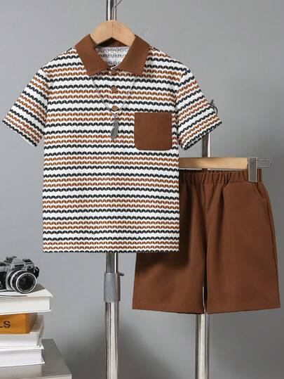 Tween Boy Moderiktigt Set med heltäckande tryck, kortärmad pikétröja och enfärgade shorts