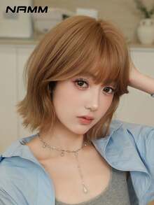 NAMM 12英寸浅棕色免烫短款波浪卷发假发，带刘海，高密度150%，玫瑰网帽，高温丝滑合成纤维，适合日常佩戴，打造自然百搭造型，也适合樱花庆典、派对、街头风、摄影等场合——女孩礼物假发配件 - 棕色 - 查看 1