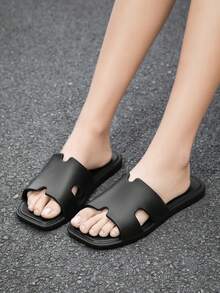 Najnowsze wielokolorowe jednoczęściowe kapcie, lekkie i wygodne, formowana jednoczęściowa konstrukcja, gładkie i uniwersalne kapcie w jednolitym kolorze, codzienny styl, oddychające kapcie domowe, miękkie i elastyczne, odpowiednie do noszenia zarówno wewnątrz, jak i na zewnątrz, wygodne i uniwersalne. - Czarne - Zobacz 8