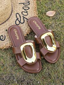 Sandálias rasteiras femininas de verão, modelo slip-on com anel metálico, tamanhos grandes, perfeitas para férias na praia. - marrom café - Ver 7