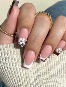 10片装方形黑白法式豹纹全覆盖手工美甲贴片套装，饰以迷人的白色渐变花卉图案，甜美精致，轻松打造仙气美甲，展现时尚个性。适合派对、晚宴和日常佩戴。是送给女性和女孩的绝佳礼物，也适合万圣节、圣诞节和新年等节日。手工制作的按压式美甲贴片。 - 黑與白 - 查看 13