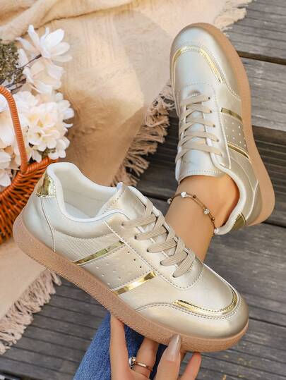 增高3厘米女士休闲系带低帮运动鞋，透气孔设计，亮面鞋面，舒适时尚，适合日常、通勤、约会、休闲等多种场合。