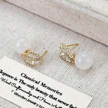 叶形镀金珍珠耳环，设计优雅精致，是馈赠佳品。 - 彩色 - 查看 2