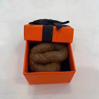 1 Set Surprise Gift Box Prank Toy Prop, Includes 1 Elegant Gift Box And 1 Fake Poop, Suitable For Wedding Season, Proposal Season, Couple/Friend Prank Gifts, Surprise Gifts For Friends, Also Great For Holiday Parties, Valentine's Day, April Fool's Day, Wedding Season, And Back To School