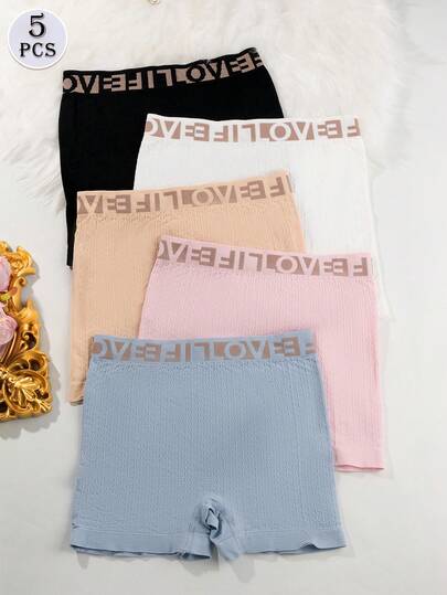 Quần lót nữ kiểu quần đùi (boyshort) in chữ phối màu tương phản, cạp quần rộng thoải mái với thiết kế nhún bèo.