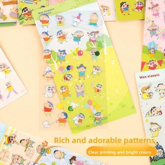 Söta Shin-Chan tecknade klistermärken, gjorda av transparent PVC, är söta, spårfria och vattentäta. De är dekorativa klistermärken lämpliga för anteckningsböcker, vattenmuggar och mobiltelefoner. Tillämpliga på: anteckningsböcker, tecknade dekorationer, mobiltelefoner, klistermärken till mobiltelefonskal, graffitiklistermärken, vattentäta klistermärken, gör-det-själv-klistermärken, dekorativa klistermärken, tecknade klistermärken, bagageklistermärken, anteckningsboksklistermärken, vattenmuggklistermärken, gitarrklistermärken.