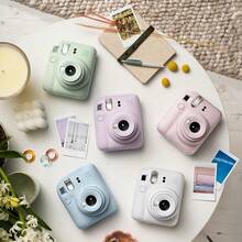 FujiFilm La cámara instantánea mini12 cuenta con un interruptor de encendido giratorio, cambio de modo con un solo botón, paralaje optimizado, ajuste automático de luz y es fácil de usar para principiantes. Con un peso de tan solo 306 g, es perfecta para fotos diarias. - Iris púrpura - Ver 2