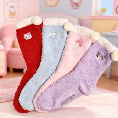 Miniso 1 đôi tất nhà trang trí hình quả bóng nhung thuộc series nhân vật Sanrio, thêu họa tiết tinh tế, ấm áp và thoải mái, thích hợp cho ở nhà, thư giãn và ngủ.