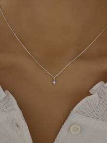 Ce collier en argent sterling S925 avec une mini étoile octogonale, avec une finition plaquée or, est petit et exquis, incrusté de zircone cubique, ce qui en fait un choix idéal pour les bijoux de femme. Le pendentif du collier est une mini forme d'étoile, simple et élégante, convenant pour un port quotidien et également un excellent cadeau. - Multicolore - Voir 11