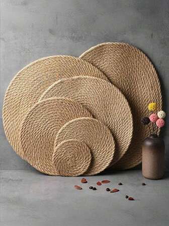 Tapis tissés à la main - Dessous de verre, sets de table et maniques polyvalents tissés à partir de matériaux résistants à la chaleur. Idéal pour la décoration de la cuisine et la protection de la table. [Les styles seront expédiés de manière aléatoire ; les couleurs peuvent varier légèrement ; l'emballage sera également attribué de manière aléatoire, et la mesure manuelle peut entraîner des erreurs.]