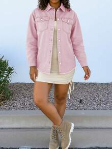 女士冬季街头风超大款毛边牛仔外套，配优雅衬衫领