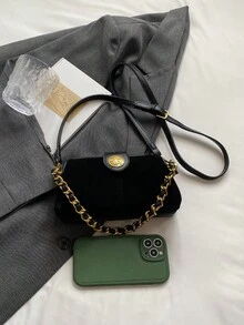Este bolso cuadrado clásico y elegante para mujer presenta herrajes, correas de hombro únicas y decoraciones colgantes, así como una correa de hombro larga ajustable. Es perfecto para compras diarias, ir al trabajo, vacaciones y otras ocasiones. También puede ser un regalo ideal para una amiga. - Negro - Ver 6