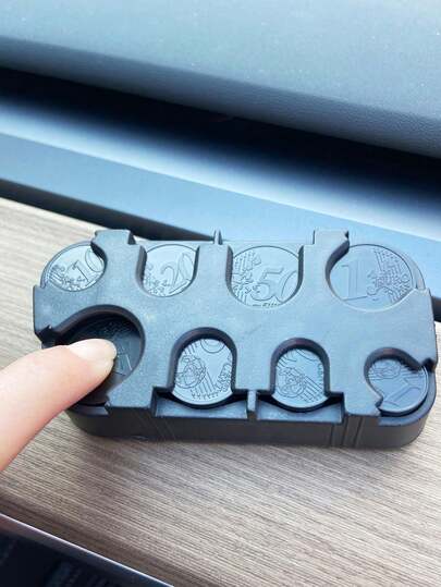 紧凑型欧洲硬币分配器，多币种收纳盒，汽车美元/欧元硬币盒，硬币整理器，便捷收纳盒，车载收纳盒，迷你车载收纳盒，便携式车载硬币收纳桶，耐用收纳盒，通用型，兼容所有车辆中控台储物装置。汽车配件/汽车收纳/汽车内饰配件。