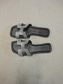 2025夏季新款H型时尚平底凉鞋，简约户外沙滩休闲拖鞋，纯色休闲优雅PU皮，适合沙滩、度假、办公室、居家、户外派对等场合。