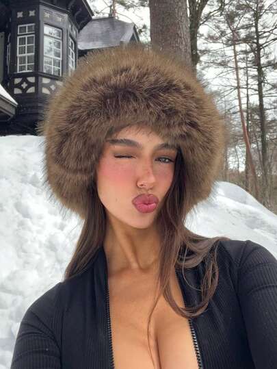 Dam fluffig hinkhatt med bred brätte och fuskpäls, varm och mysig hinkhatt för vintern, modern och bekväm, lämplig för snygga gatukläder. Varmt accessoar