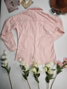 女士冬季街头风超大款毛边牛仔外套，配优雅衬衫领